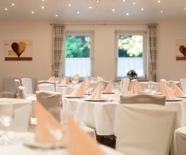 Restaurant "Grüne Stute" - eingedeckte Tische