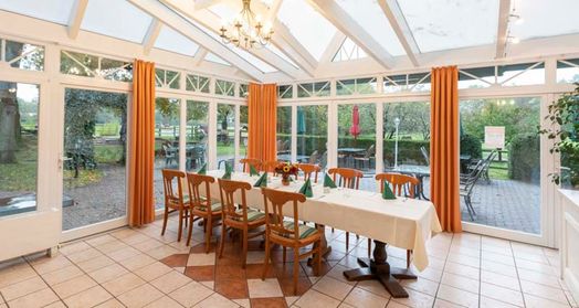 Restaurant "Grüne Stute" - Platz für Gäste im Wintergarten