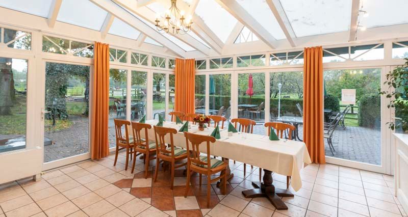 Restaurant "Grüne Stute" - Platz für Gäste im Wintergarten