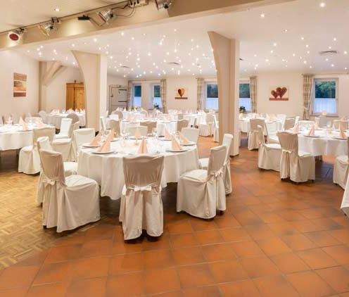 Restaurant "Grüne Stute" - Hochzeitssaal festlich eingedeckt