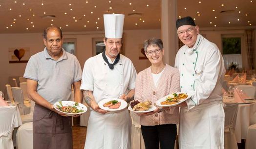 Restaurant "Grüne Stute" - Küchen Crew mit Speisen