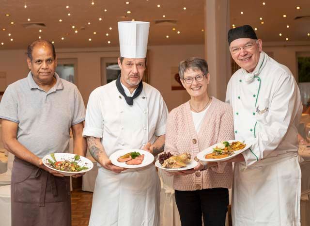 Restaurant "Grüne Stute" - Küchen Crew mit Speisen