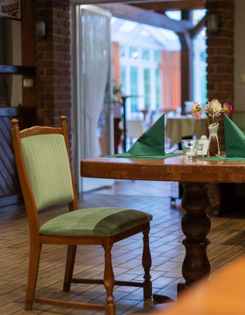 Restaurant grüne Stute - Stuhl mit Tisch